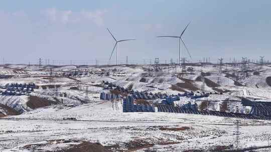 户外雪地中的高压输电塔