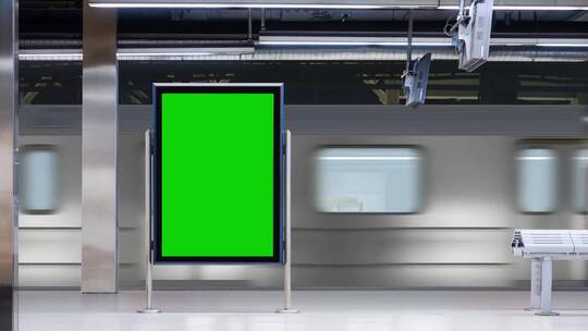 地铁站台上的绿色屏幕交通板