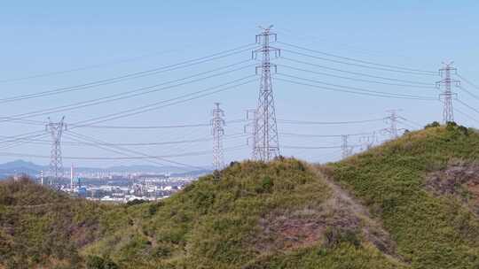 中国基建国家电网山顶上的电力设施