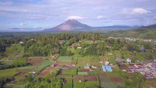 上升惊人的无人机揭示了锡纳朋火山和周围美