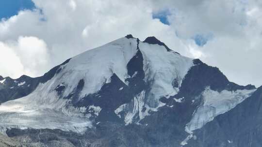 航拍四川甘孜贡嘎山卫峰乌库楚雪山风光