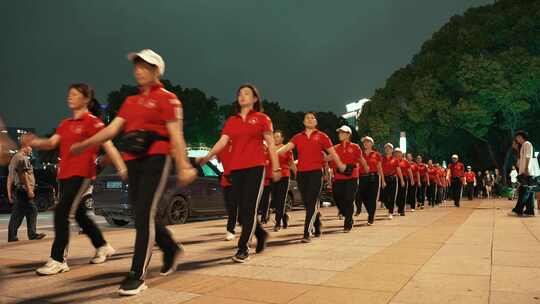 台州市市民广场跳广场舞的人群