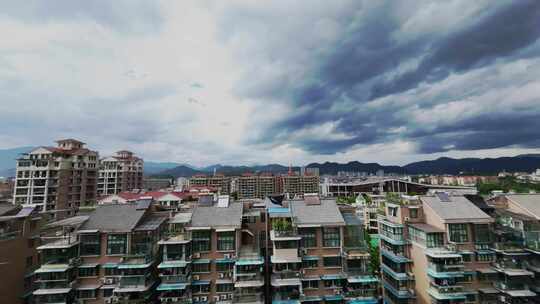 城市小区里暴风雨来临之前延时4k30帧