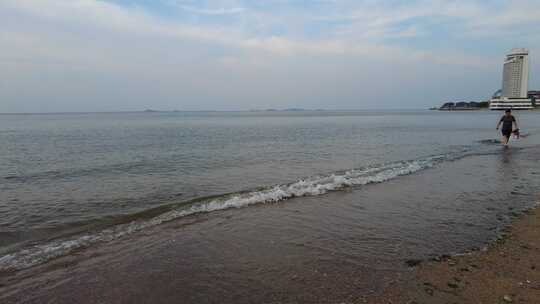 大海海浪沙滩风景蓝天白云实拍