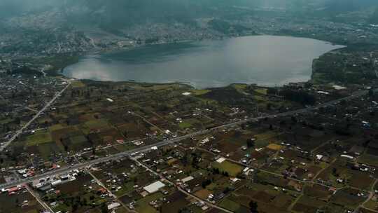 厄瓜多尔，湖，火山，城镇