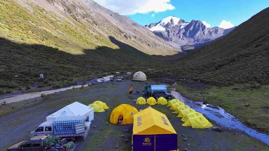 航拍攀登横断山脉乌库楚雪山的登山者大本营