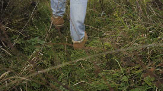 草丛中的男性台阶。