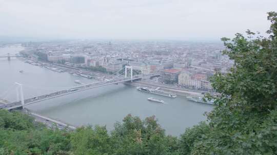 匈牙利布达佩斯多瑙河铁索桥日景Li