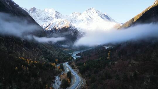 航拍公路雪山秋