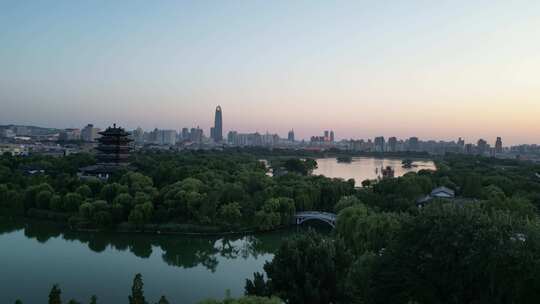 航拍山东济南大明湖景区夕阳