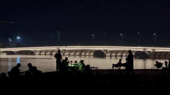 夜晚湿地公园桥梁亮化纳凉吹风野炊聚餐2