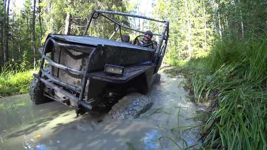 驾驶4x4越野