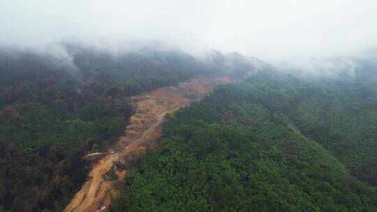 重庆山火后，北碚缙云山迎来降雨，云雾缭绕