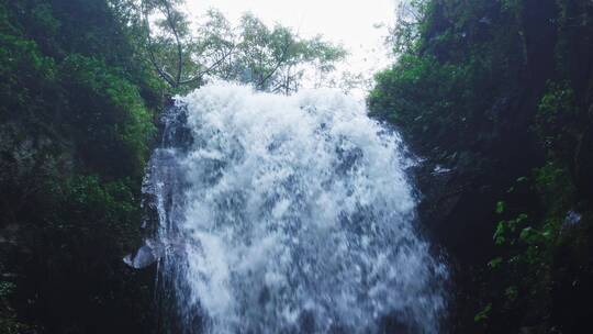 瀑布侧面面 特写 拉丝水流   前景石头 下摇