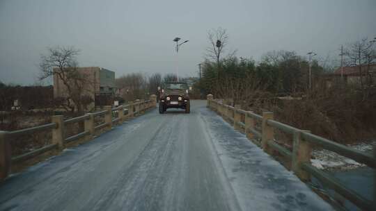 冬天吉普车行驶在北方乡村积雪小道道路