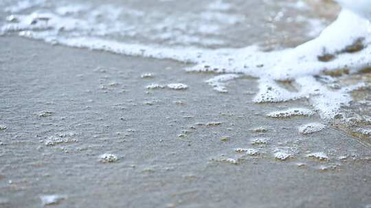 白天海边沙滩海浪浪花沙子特写慢动作