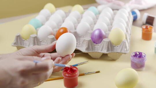 设计师在鸡蛋上涂颜料