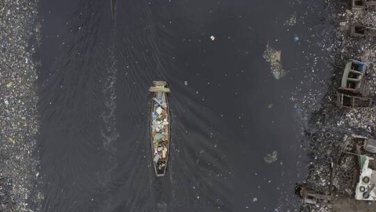 无人机拍摄行驶在水面上的垃圾船
