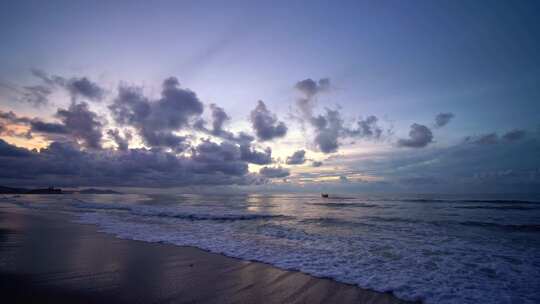 海滩边海浪翻涌的黄昏景象