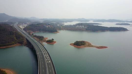 中国江西庐山西海，岛旁边的高速路