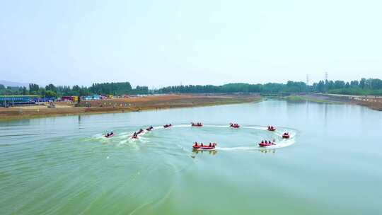 航拍枣庄蟠龙河防汛演习冲锋舟行进视频素材模板下载