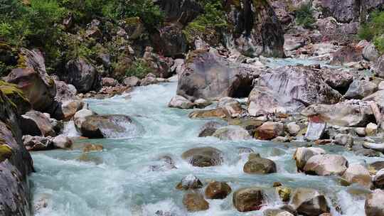 四川甘孜南门关沟爱德嘉峰雪山河流生态风光