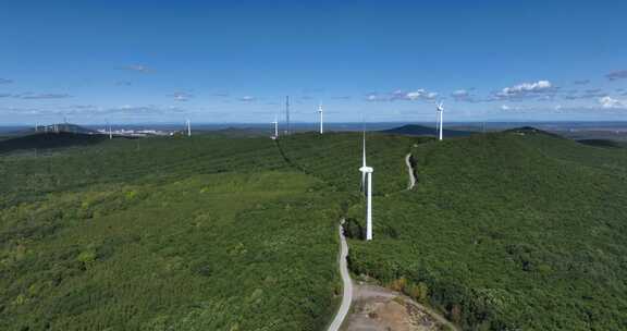 航拍山上的风能风力发电场风车