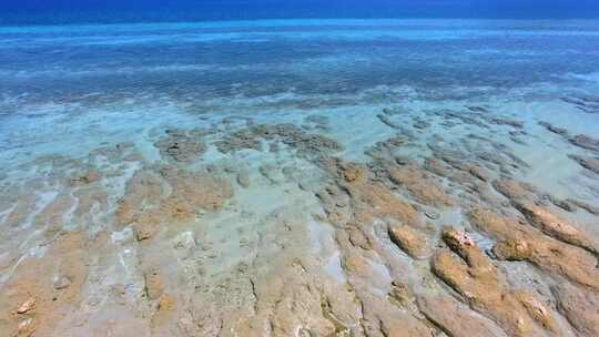 蓝色海洋中的白沙珊瑚礁