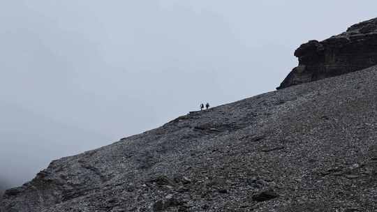 攀登四川雪宝顶雪山的登山者徒步进山