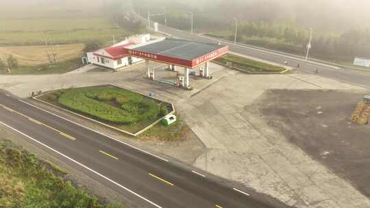 国道旁的加油站