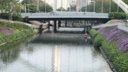 河道清理工撑船清理河面