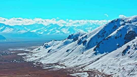 帕米尔旅游区的雪山