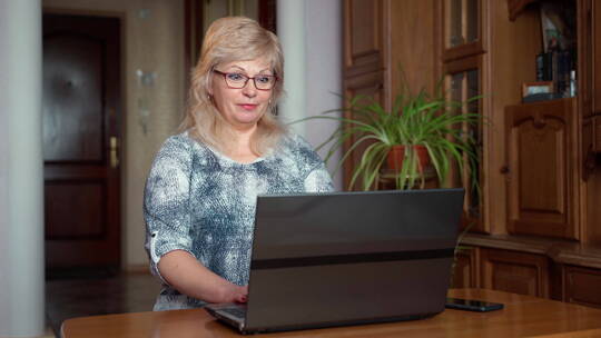 女人兴奋地看着笔记本电脑