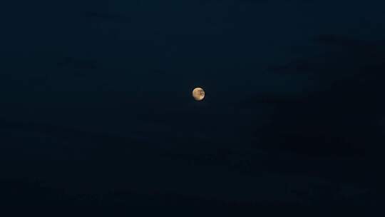 满月在夜空中升起延时