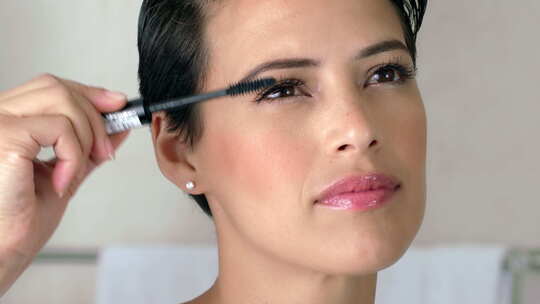 4k一个美丽的年轻女人涂睫毛膏的视频片段视频素材模板下载