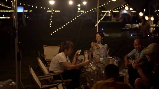 夜晚野餐露营正在聊天的朋友们视频素材模板下载