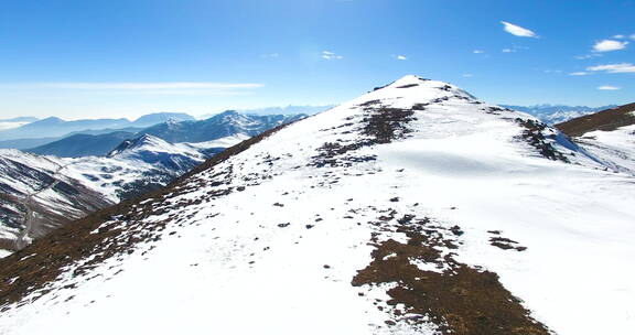 无人机低角度飞过雪山顶航拍夹金山冬季风景