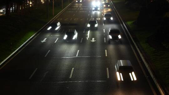 夜晚城市道路车轨车流