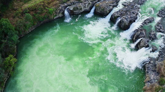 碧绿湍急的河流