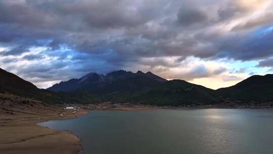 丽江文海上的玉龙雪山