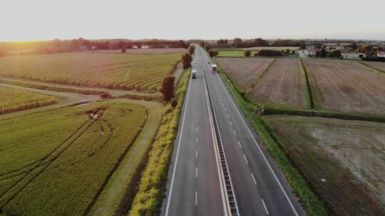 穿梭在乡间的公路上车来车往