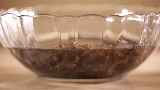 玻璃碗清洗泡发黑木耳 (4)