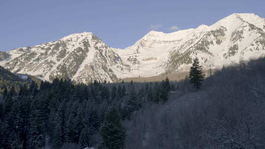 晚霞山林自然雪山