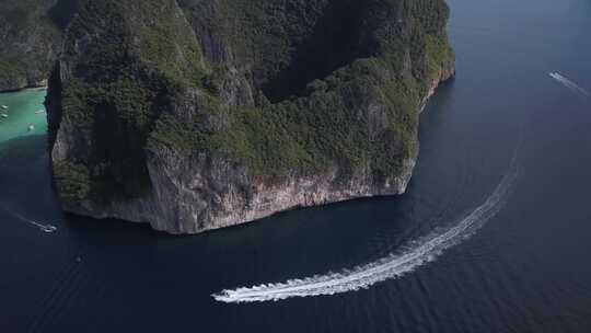 4k 航拍风景大海岩石游艇水域视频素材模板下载