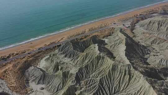 俾路支省海滩和阿拉伯海旁边崎岖海岸线的鸟瞰图。基座向下