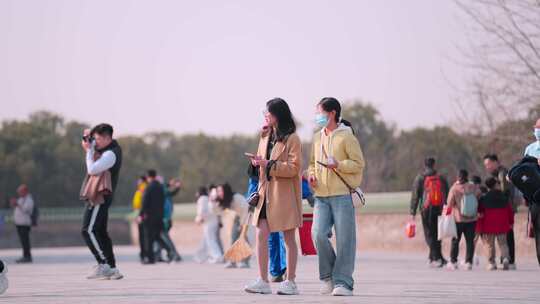 北京市天坛公园游客拍照的游客