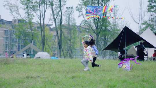 小女孩草地奔跑放风筝视频素材模板下载