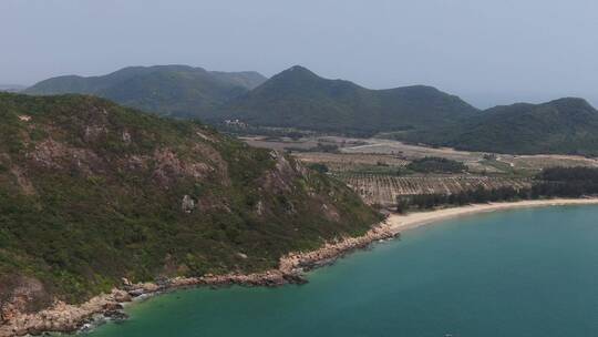 航拍海湾大山沙滩