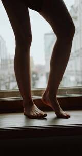 在窗台上跳舞的女人腿部特写