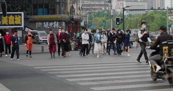 疫情期间成都街头人群过马路戴口罩